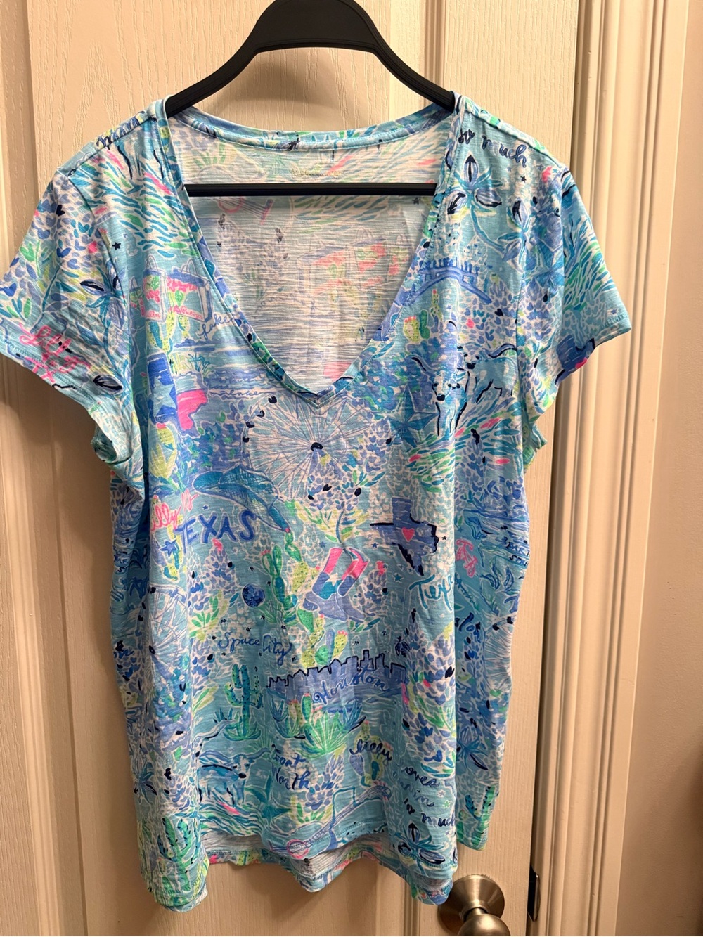 Lilly Pulitzer Light Blue V-Neck Short Sleeve Top, Multicolor Print. Size Large